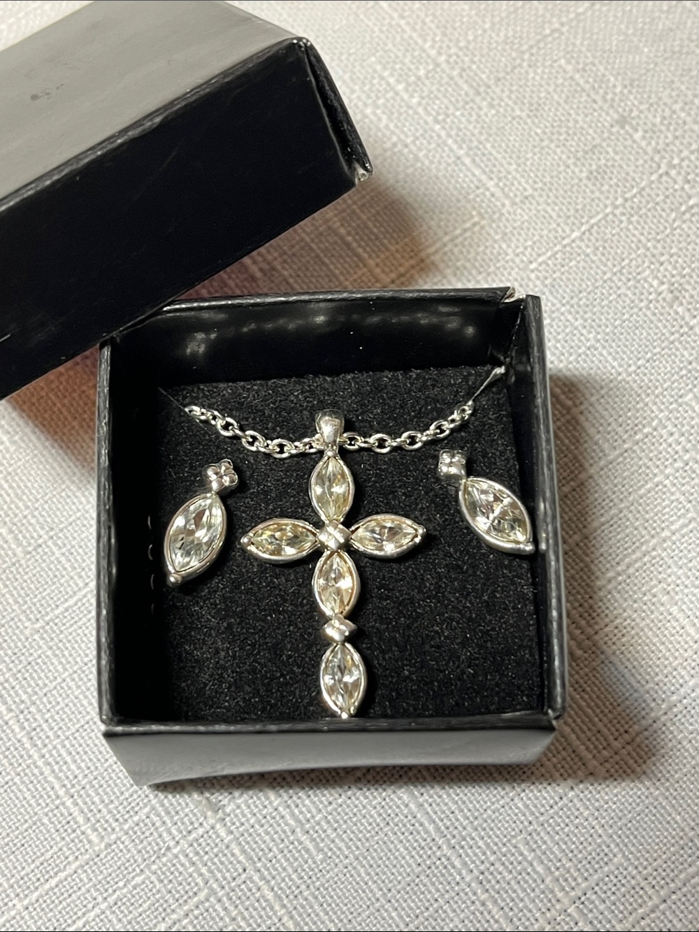 New AVON set
Silver-Tone Crystal Cross Necklace & Stud Earrings Set
Box included